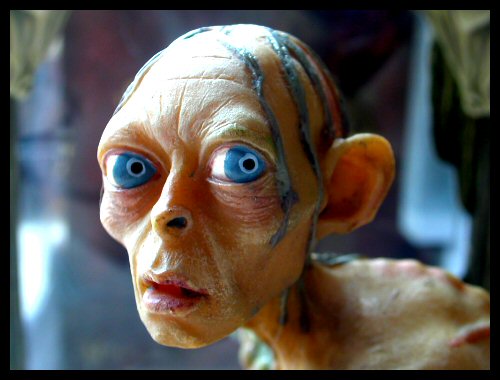 Helen Wotherspoon's Smeagol Statue - 500x380, 43kB