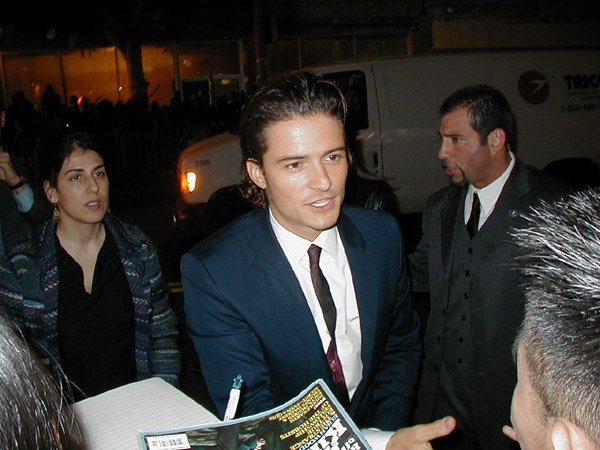 Orlando Bloom greets the fans - 600x450, 59kB