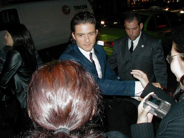 Orlando Bloom greets the fans - 600x450, 64kB