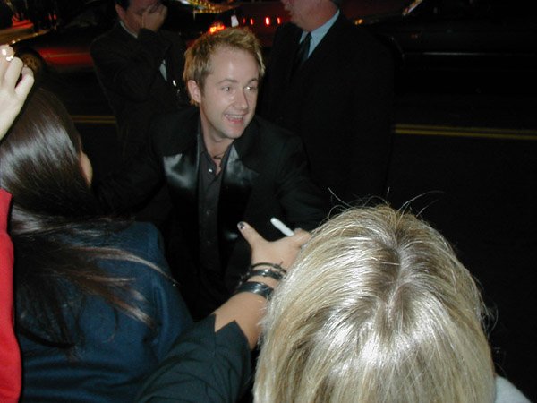 Billy Boyd smiles for the fans - 600x450, 44kB