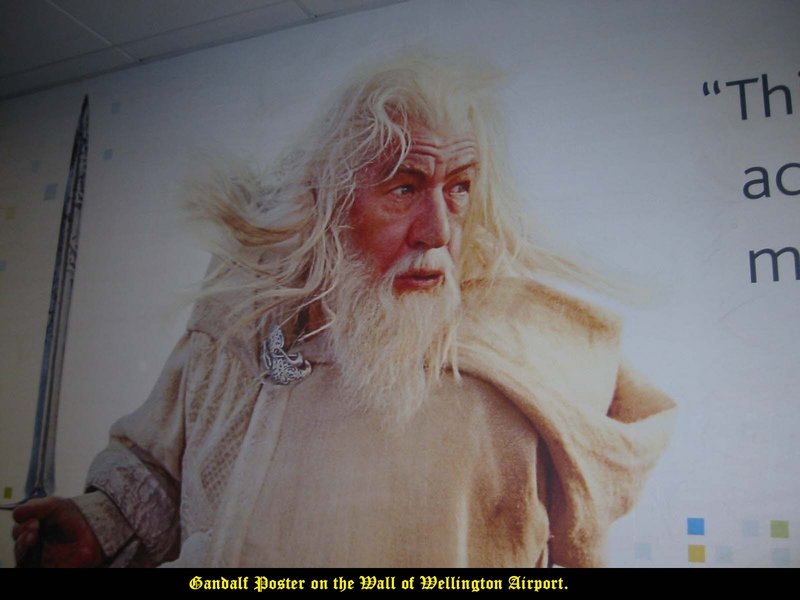 Gandalf on the Wall - 800x600, 56kB