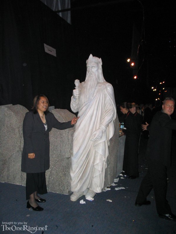 Statue Of Gondor - 600x800, 69kB