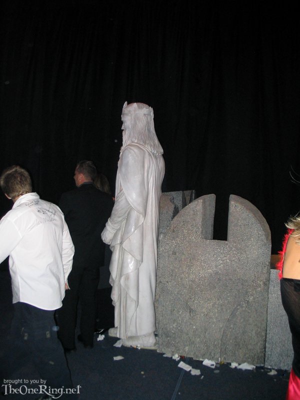 Statue Of Gondor - 600x800, 68kB