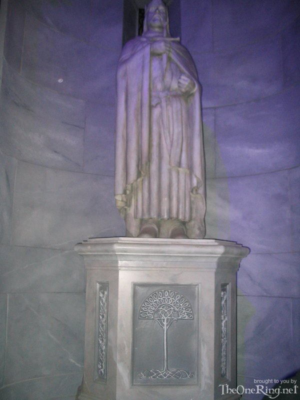 Statue Of Gondor - 600x800, 64kB