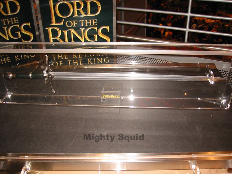LOTR Props Display at Toys R Us in Times Square - 800x600, 95kB