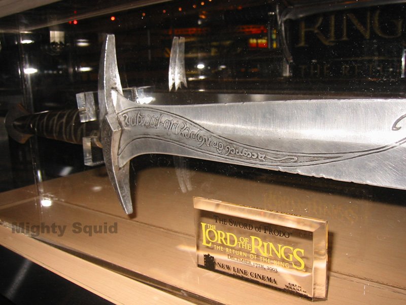 LOTR Props Display at Toys R Us in Times Square - 800x600, 88kB