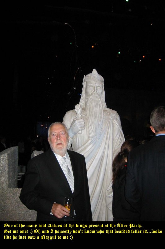 Statue Of Gondor At After Party - 533x800, 54kB