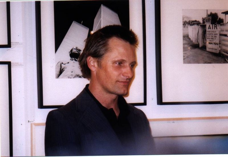 Viggo Mortensen Photo Exhibit Pictures - 800x553, 65kB