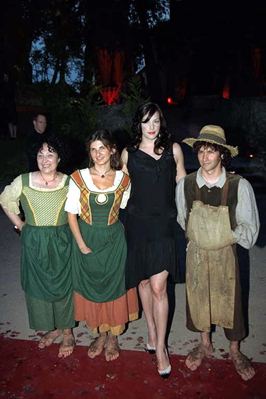 Cannes 2001 - Liv Tyler with Hobbits - 266x399, 20kB