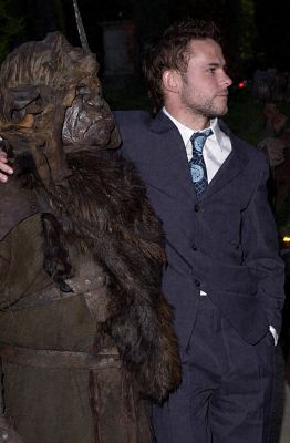Dominic Monaghan and an Orc - 262x400, 18kB