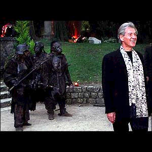 Cannes 2001 - Ian McKellen And Last Alliance Orcs - 300x300, 24kB