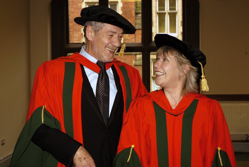 Ian McKellen Receives his Honoury Degree at Leeds - 800x538, 65kB