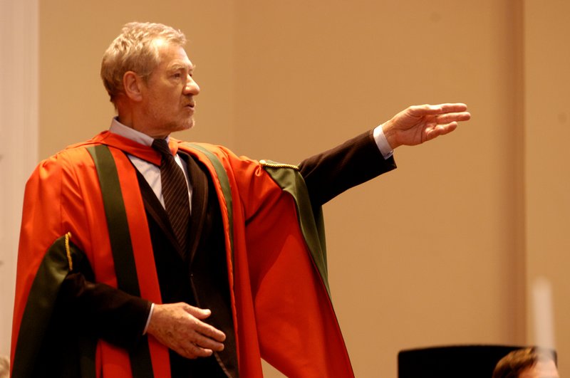 Ian McKellen Receives his Honoury Degree at Leeds - 800x531, 42kB