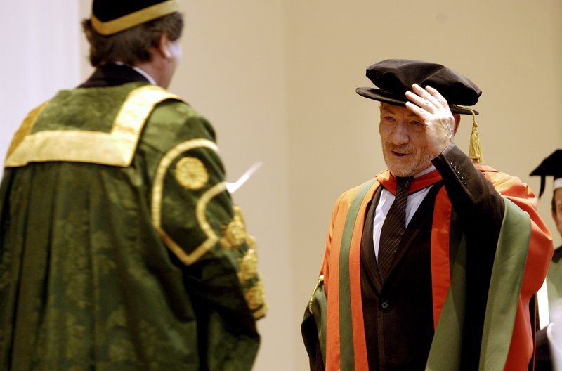 Ian McKellen Receives his Honoury Degree at Leeds - 800x528, 54kB