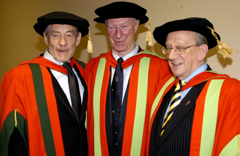 Ian McKellen Receives his Honoury Degree at Leeds - 800x520, 73kB