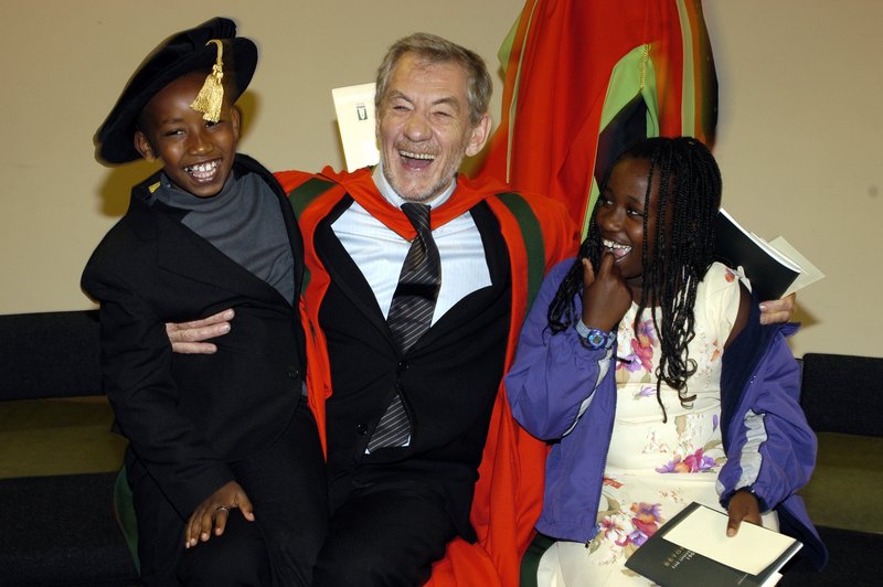 Ian McKellen Receives his Honoury Degree at Leeds - 800x532, 71kB