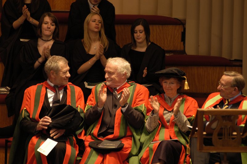 Ian McKellen Receives his Honoury Degree at Leeds - 800x531, 126kB