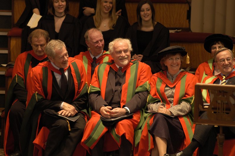 Ian McKellen Receives his Honoury Degree at Leeds - 800x531, 115kB