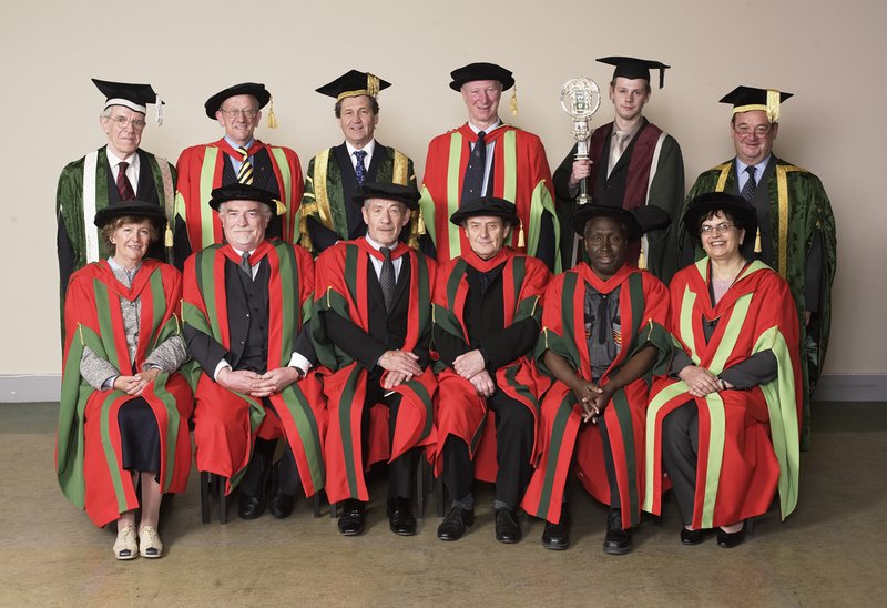 Ian McKellen Receives his Honoury Degree at Leeds - 800x548, 94kB