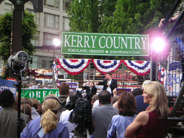 Sean Astin at Portland, OR Rally for John Kerry - 640x480, 159kB