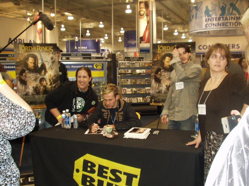 Dominic Monaghan Signing in LA - 800x600, 127kB