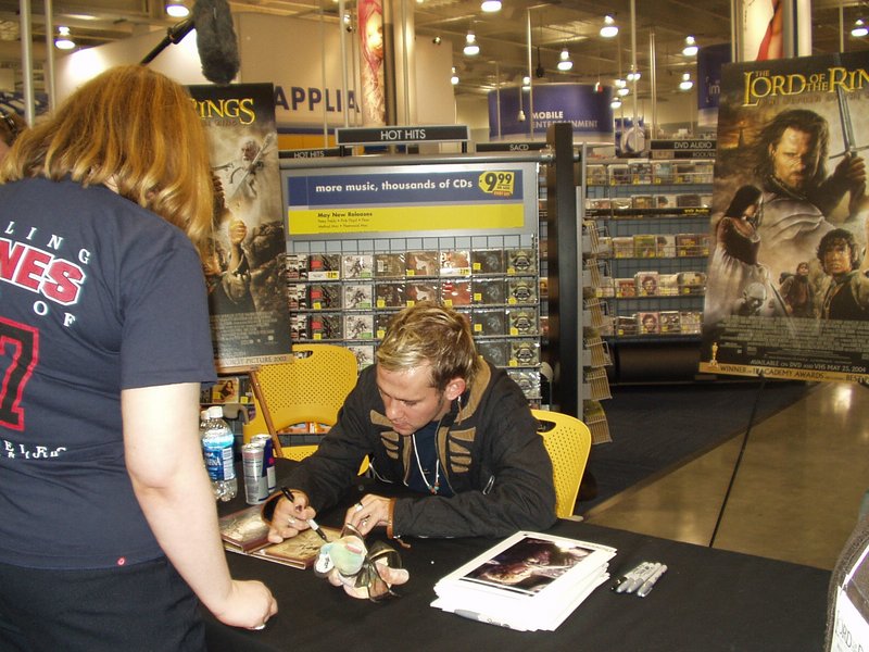 Dominic Monaghan Signing in LA - 800x600, 129kB