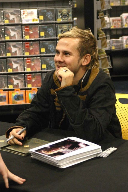 Dominic Monaghan Signing in LA - 427x640, 68kB