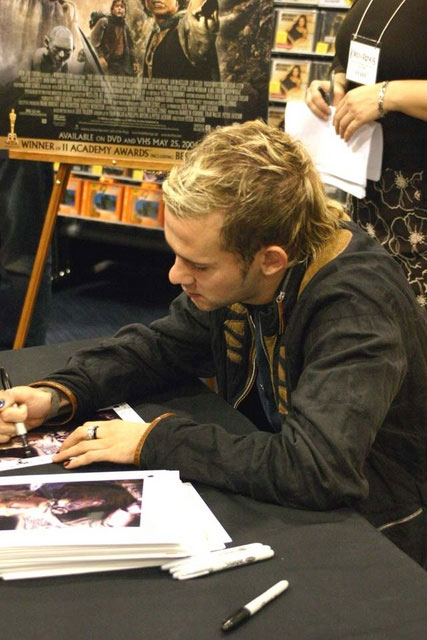 Dominic Monaghan Signing in LA - 427x640, 69kB
