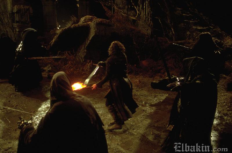 Aragorn Battles Nazgul On Weathertop - 800x529, 47kB