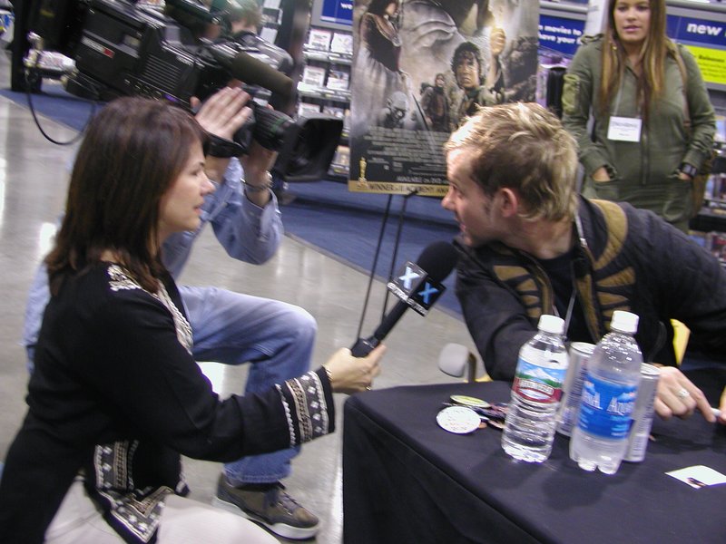 Dom is interview by eXtra in between autographs. - 800x600, 109kB