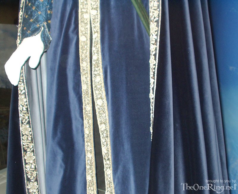 Faramir's Costume - Detail on Robe - 800x653, 109kB