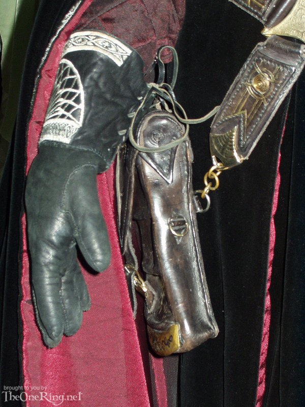 Pippin's Costume - Glove, Pouch, Belt - 600x800, 116kB