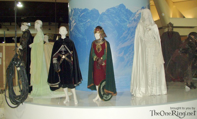 Costume Display - Galadriel, Arwen, Aragorn, Merry and Pippin - 800x483, 82kB