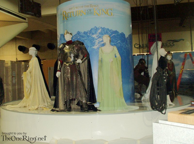 Costume Display - Eowyn, Aragorn, Arwen, Pippin - 800x593, 92kB