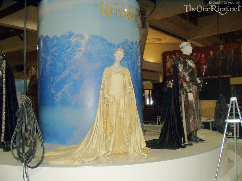 Costume Display - Eowyn, Aragorn - 800x600, 99kB
