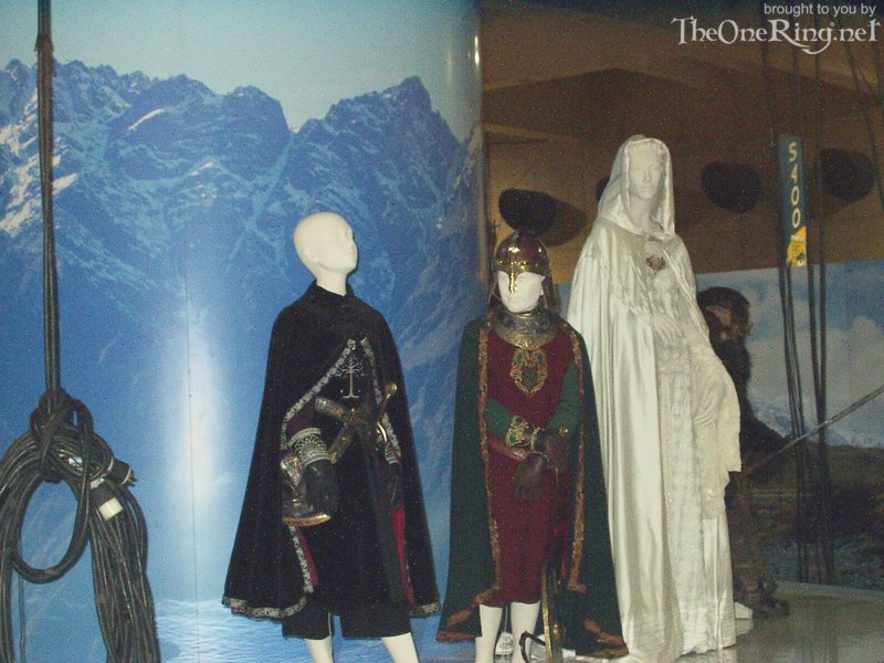 Costume Display - PIppin, Merry and Galadriel - 800x600, 102kB