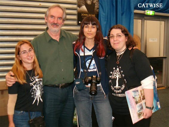 Alan Lee poses with fans! - 567x427, 48kB