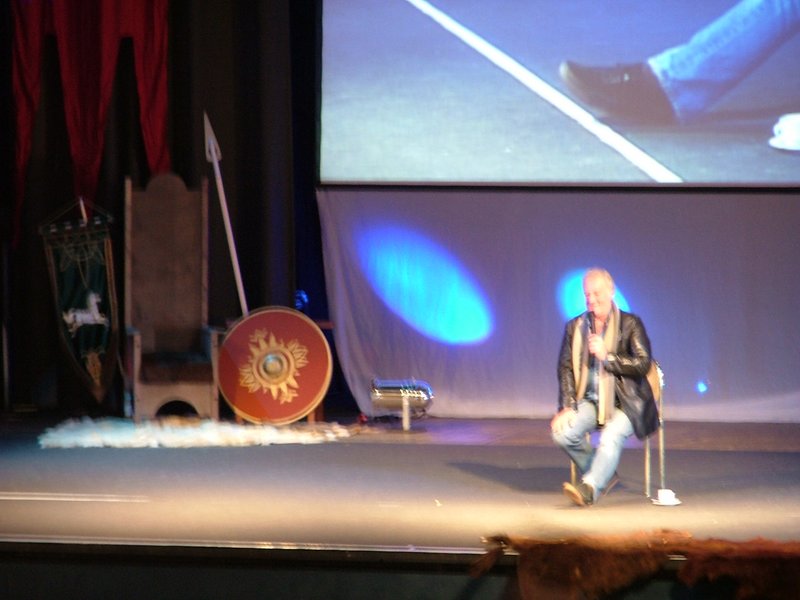 Bernard Hill on stage, part two - 800x600, 70kB