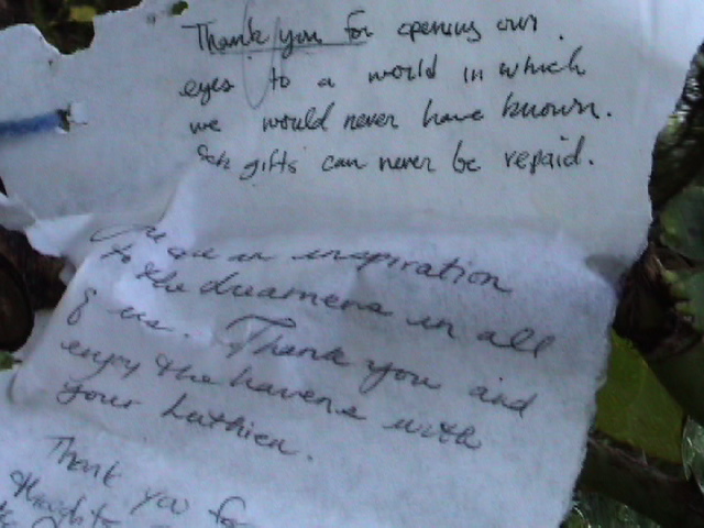 Note of thanks left on grave. - 640x480, 113kB