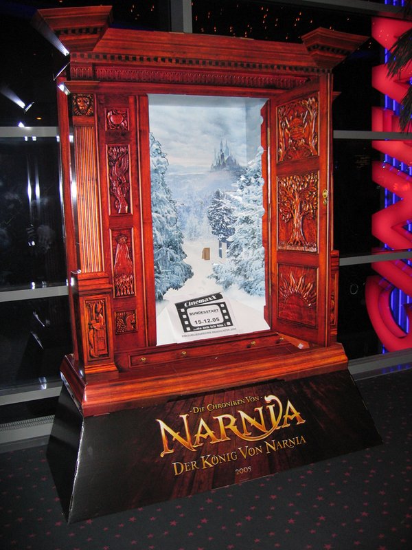 Narnia-standee pops up in Germany - 600x800, 106kB