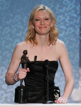 Screen Actors Guild Awards 2005 - 342x450, 15kB