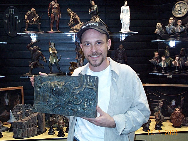 Tookish with a Sideshow Toy Bas-Relief at Comic-Con 2001 - 640x480, 106kB