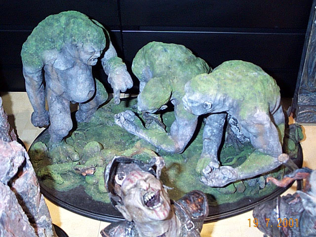 Stone Troll Environment from Sideshow Toy at Comic-Con 2001 - 640x480, 103kB