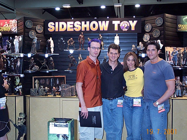 Quickbeam and Sideshow Toy Staff at Comic-Con 2001 - 640x480, 110kB