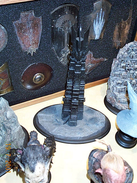 Orthanc Environment by Sideshow Toy at Comic-Con 2001 - 480x640, 120kB