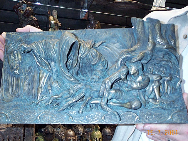 Sideshow Toy Bas-Relief at Comic-Con 2001 - 640x480, 112kB