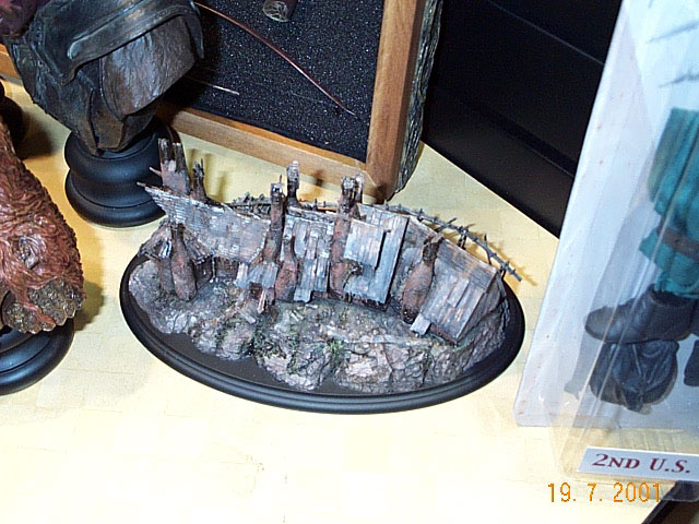 Fallen Hobbiton Mill Environment from Sideshow Toy at Comic-Con 2001 - 640x480, 91kB