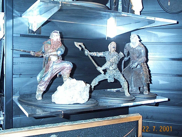 Gimli, Orc Axeman and Orc Overseer Statues from Sideshowtoy at Comic-Con 2001 - 640x480, 89kB