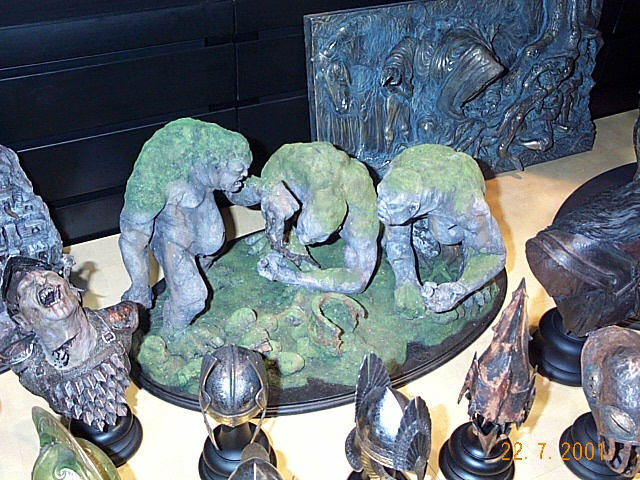 Stone Troll Environment from Sideshow Toy at Comic-Con 2001 - 640x480, 102kB