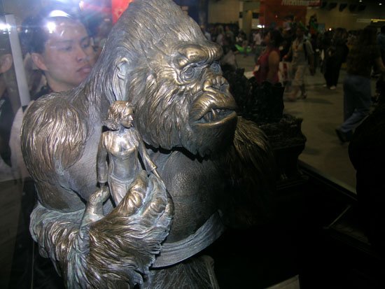 Comic-Con 2005: King Kong Busts - 550x413, 46kB